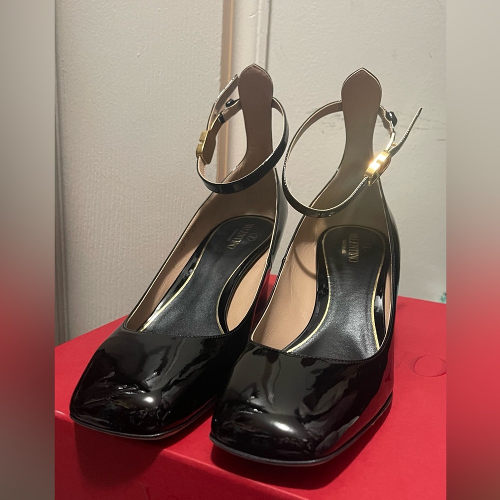UNIQUE Valentino Pump - AUTHENTIC - NEVER USED